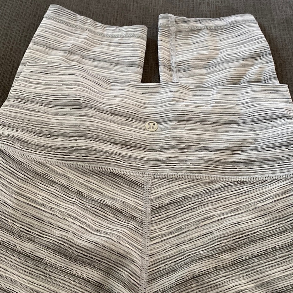 Lululemon leggings crop pants size 6 - Picture 2 of 2